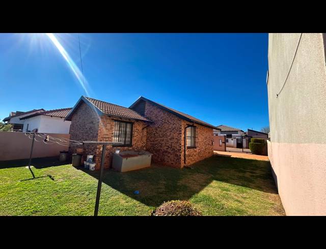 3 BEDROOM HOUSE FOR SALE IN PROTEA NORTH